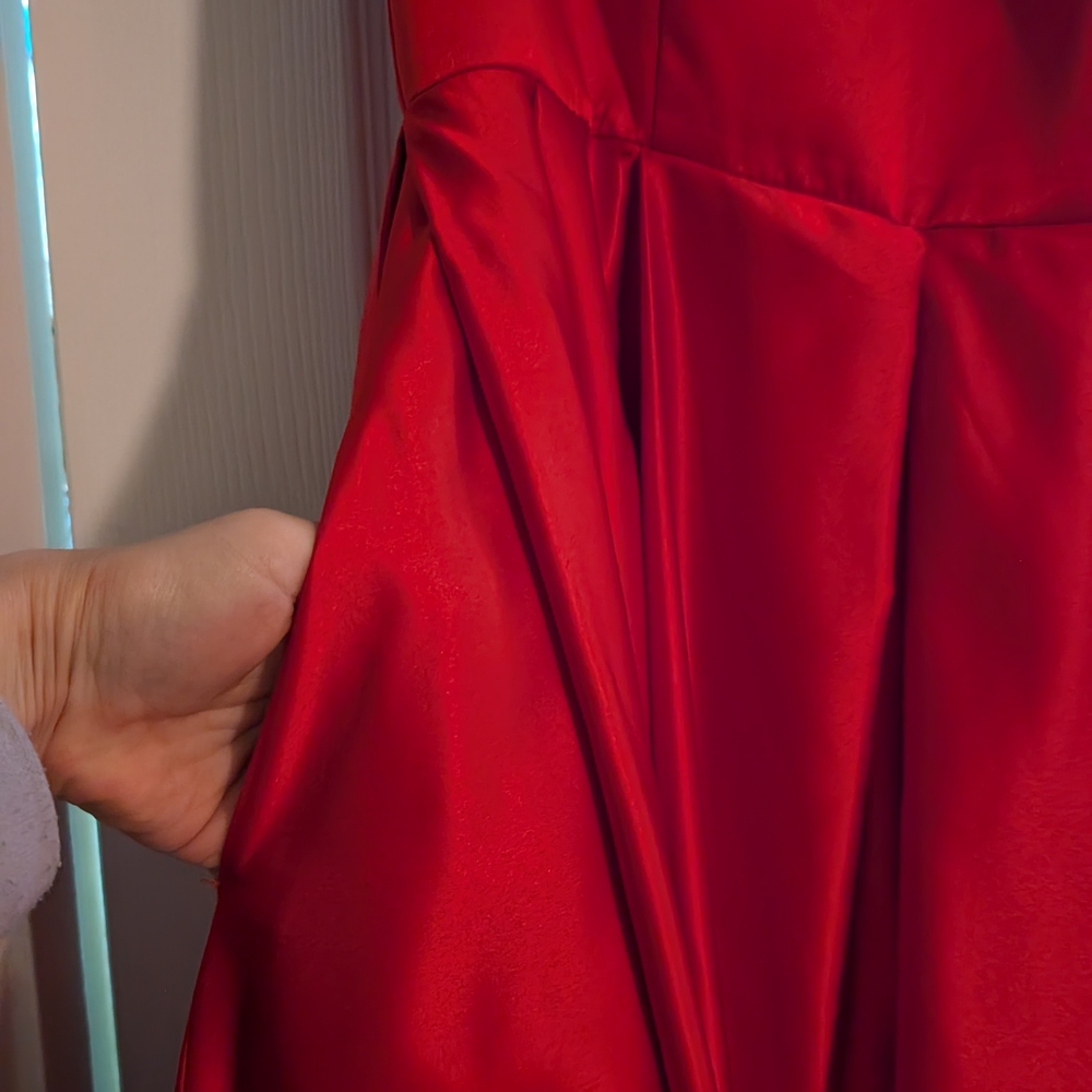 Elegant Red Gown - Picture 4 of 8